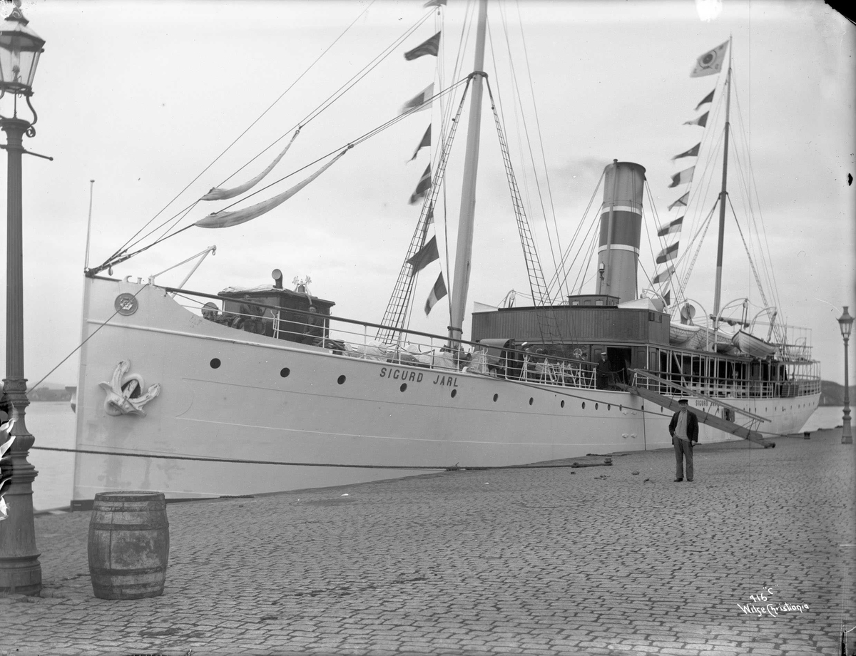 Anders Beer Wilse, D/S Sigurd Jarl (b. 1894, Akers Mekaniske Verksted, Christiania), ved bryggen