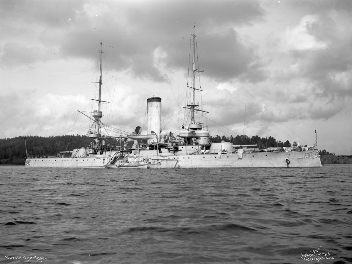 Anders Beer Wilse, Harald Hårfagre (b. 1897, Armstrong, Newcastle), panserskip, på havnen