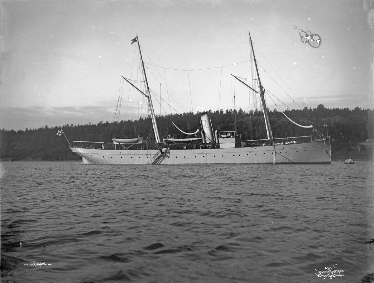 Anders Beer Wilse, Heimdal (b. 1892, Akers Mekaniske Verksted, Christiania), på havnen, bredside
