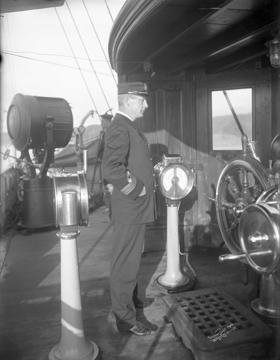 Anders Beer Wilse, Kommandørkaptein Holst