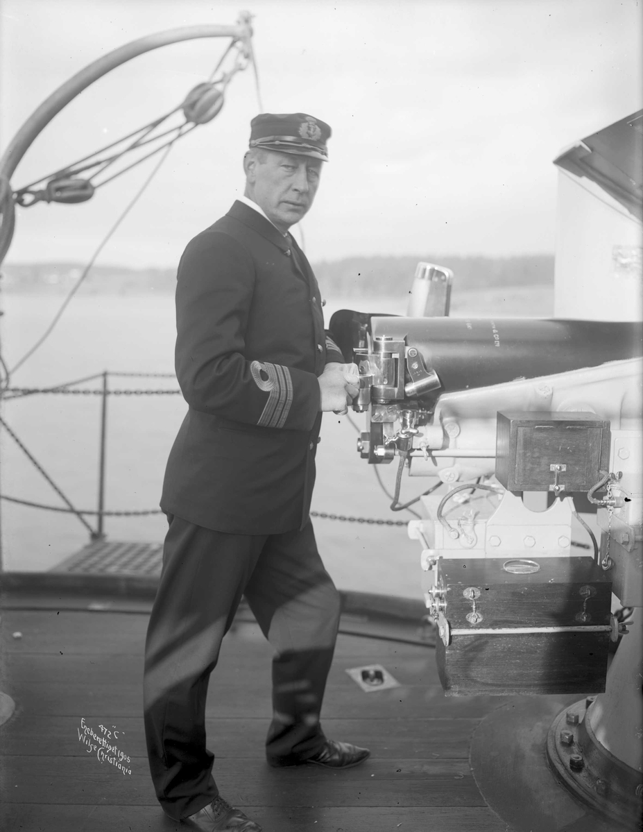 Anders Beer Wilse, Kommandørkaptein Holst