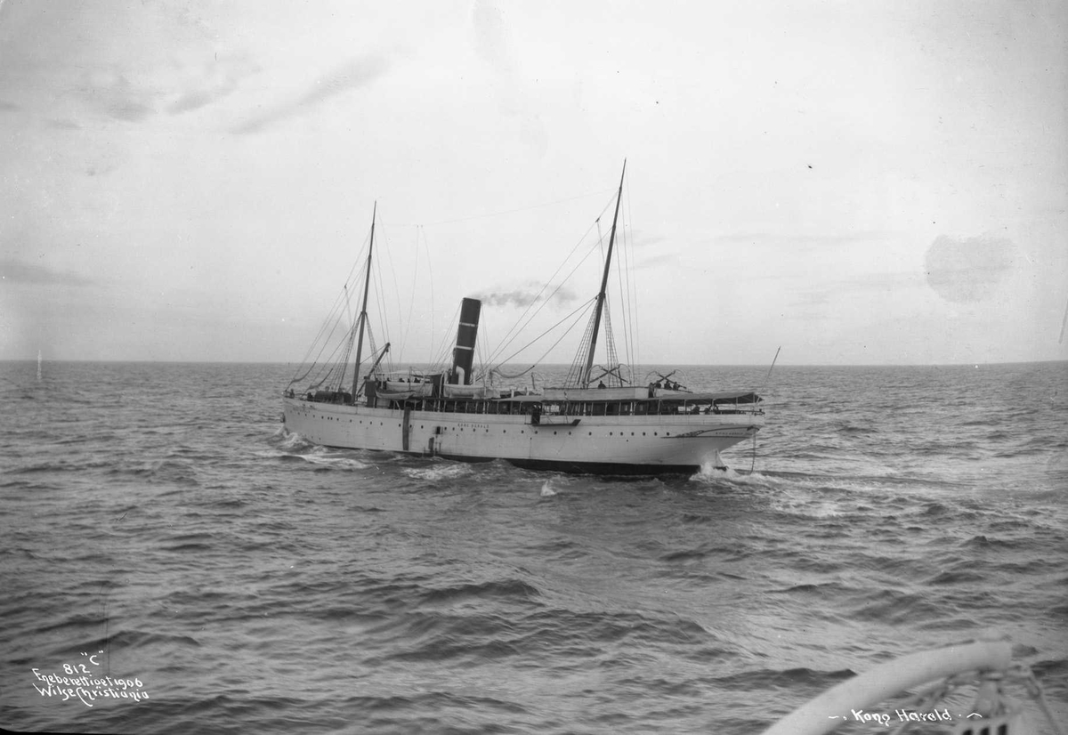 Anders Beer Wilse, D/S Kong Harald (b. 1890, Tecklenborg, Geestemünde), i sjøen