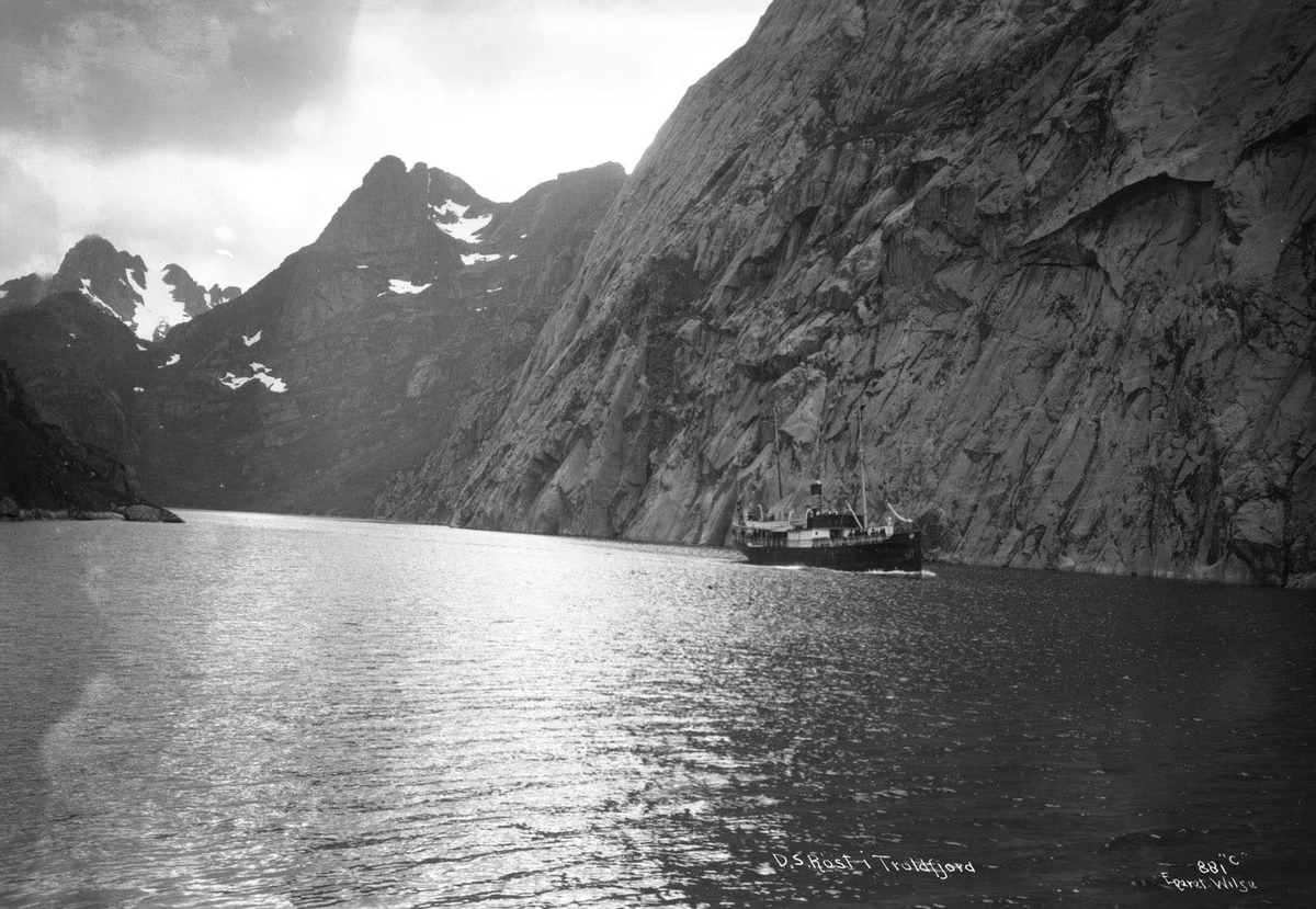 Anders Beer Wilse, D/S Røst (b. 1898, Trondhjems Mekaniske Verksted, Trondhjem), i Trollfjorden