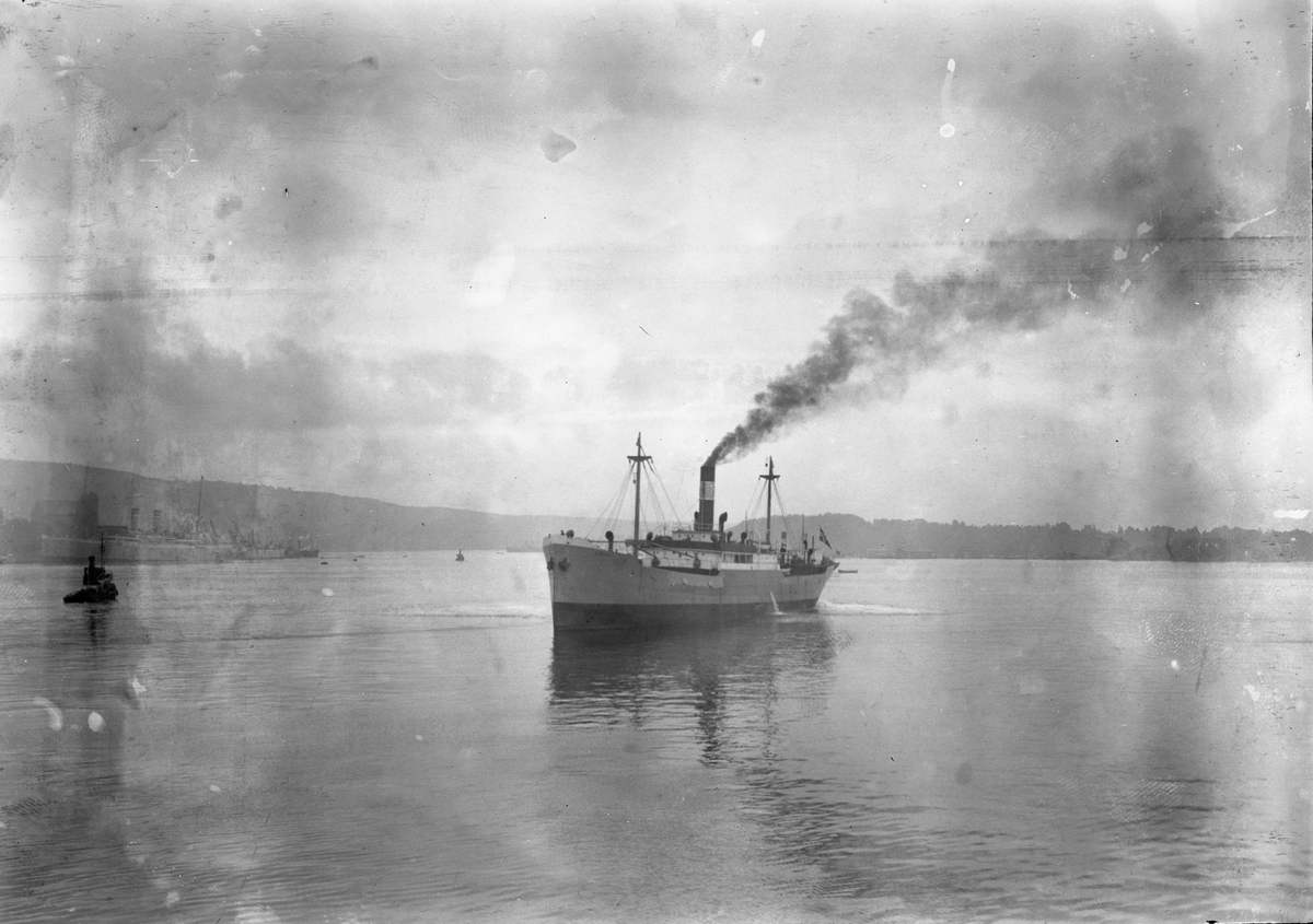 Anders Beer Wilse, D/S Hiram II (b. 1920, Akers Mekaniske Verksted, Kristiania) ved Akershus. (Av Wilse feilaktig kalt Herman II.)