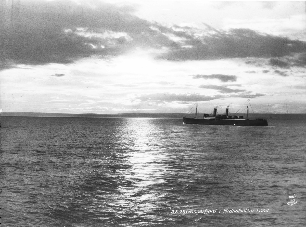 Anders Beer Wilse, Stavangerfjord (b. 1918, Cammell, Laird & Co., Birkenhead), midnattssol