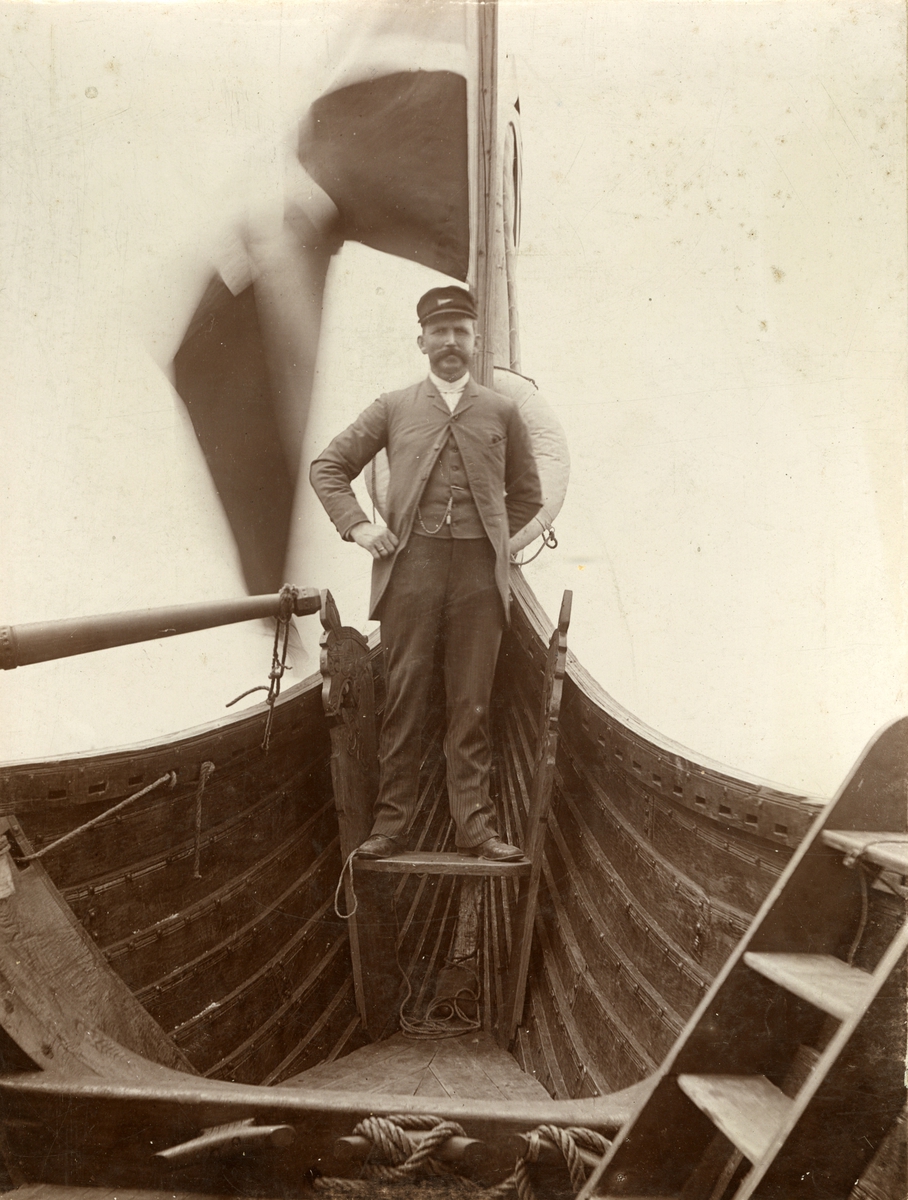 Hart,, Kaptein Andersen ombord i "Viking" (b.1893, A/S Framnæs mekaniske verksted, Sandefjord). - I New York på vei til verdensutstillingen i Chicago 1893.