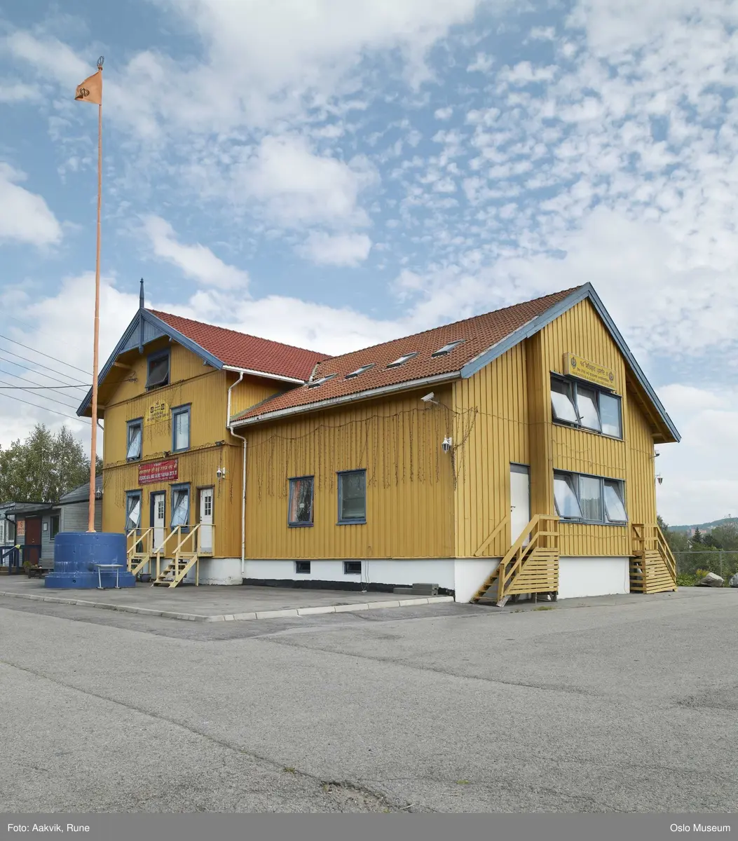 Sikhisme, Gurduara Sri Guru Nanak Dev Ji, sikh tempel, Alnabru i Oslo, eksteriør, flagg, flaggstang,
