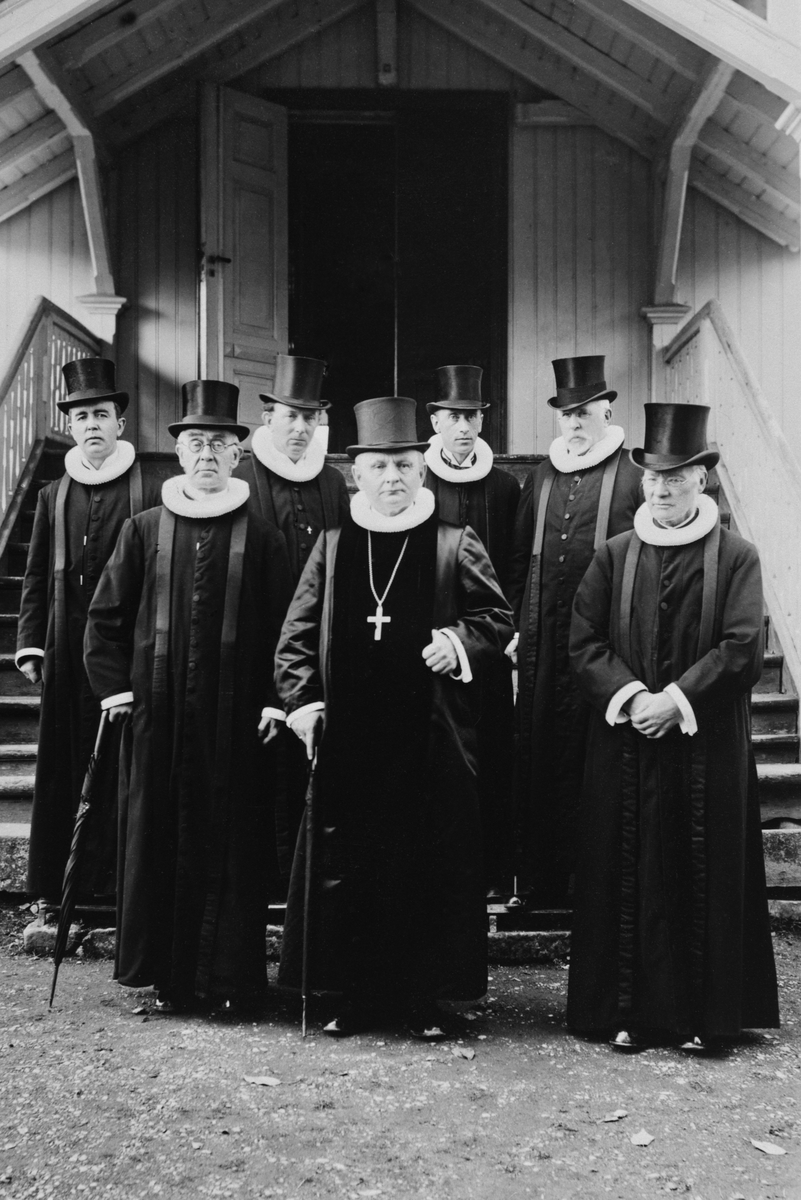 Anno Domkirkeodden, Gruppe 7 prester i flosshatter,prestekjole,Veldre kirke. T.h pastor Reinert Svendsen, nr. 2 f.h fremst biskop Johan Lunde. De øvrige ukjente. 200års-jubileum 1926.