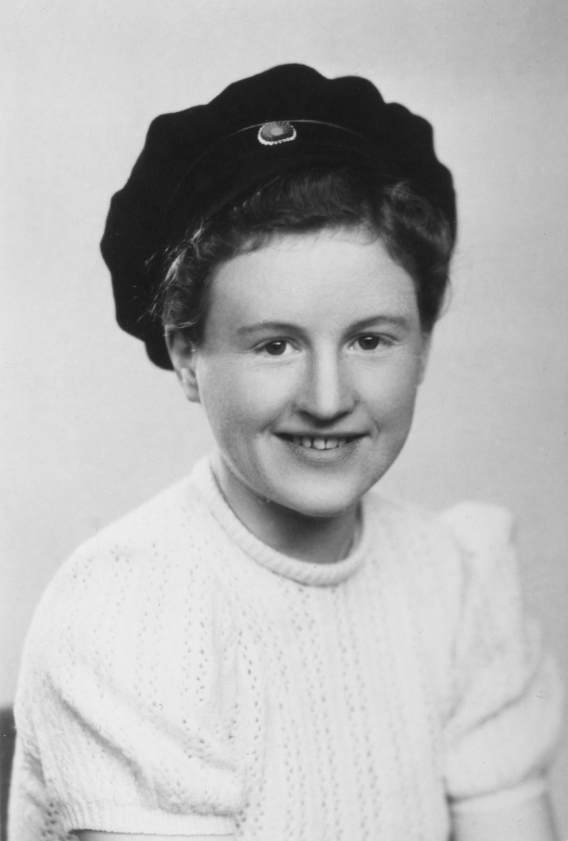 Ukjent, Portrett dame, Student, studentlue. Ingrid Helene Mangerud, gift Busvold. (Født 26.11-1919 - 14.01-1990) Gift med Nils Busvold.