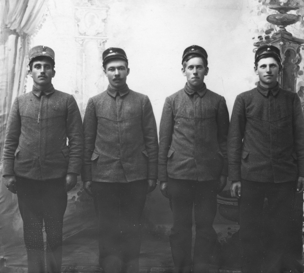 Ukjent, Gruppe 4 soldater, militære. Bilde tatt under militærtjenesten i 1910-1911. Nr. 2 fra ventre, Johan Olsen Holen (1889-1971) Stange. Nr 3 fra venstre Martin Hagelund (1889-1974) Stange. De to andre er ukjent.