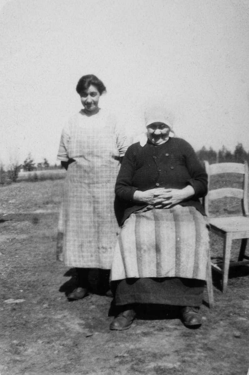 Ukjent, Gruppe 2 damer. Syverine Holen, sittende, sammen med sin datter Johanne Holen, fra Nordre Holen, Ottestad, Stange.
