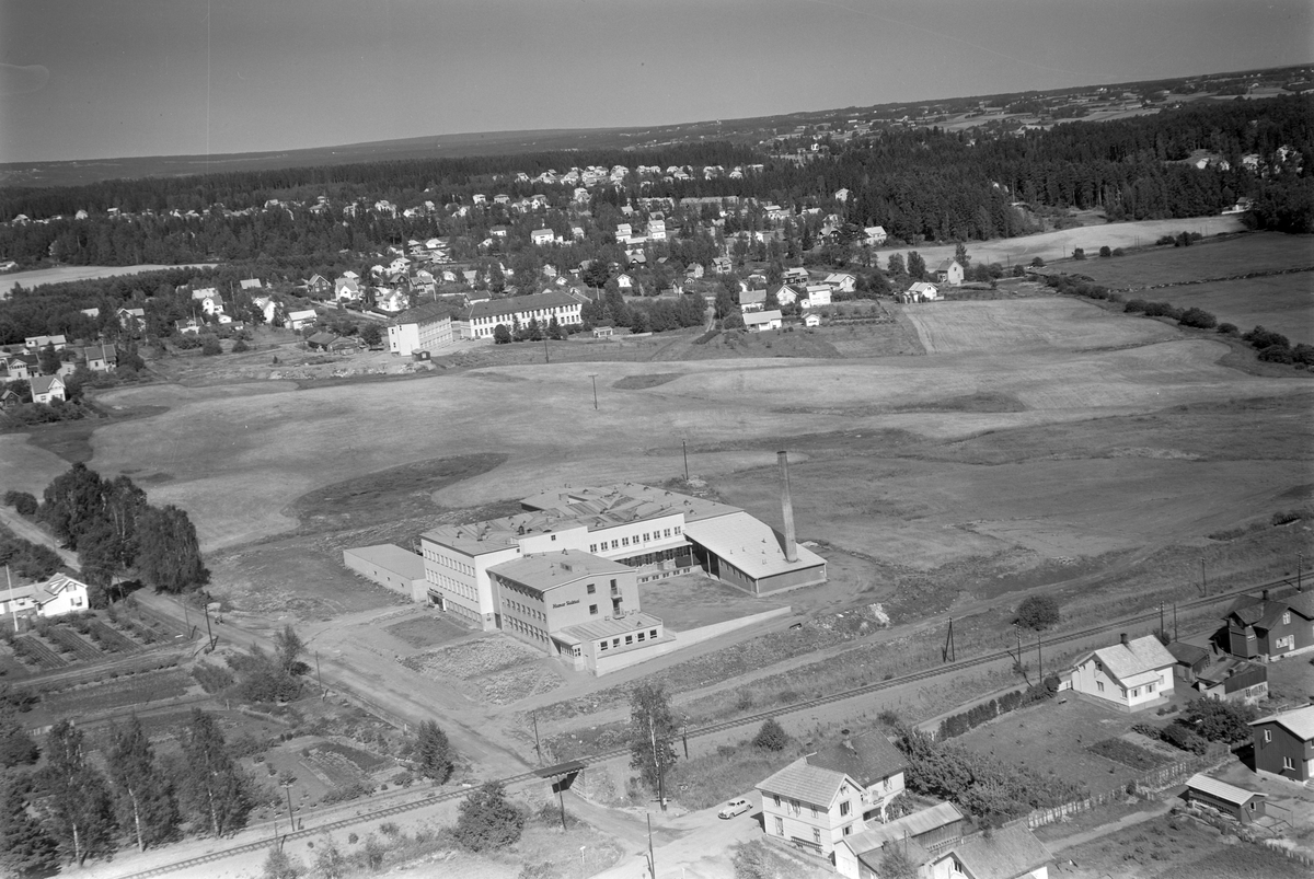 Widerøes Flyveselskap A/S, FLYFOTO HAMAR SLAKTERI, SONERUDKRYSSET/VOGNVEGEN, MOT STORHAMAR SKOLE