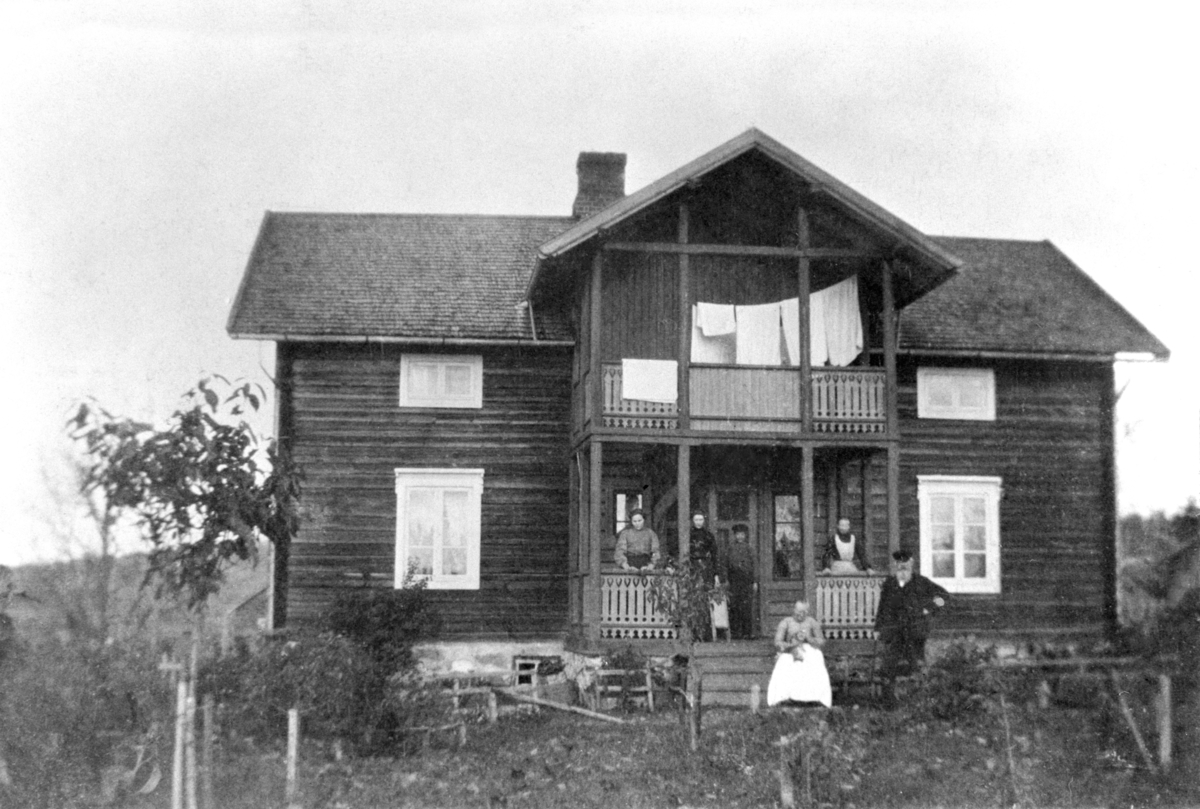 Anno Domkirkeodden, EKSTERIØR: VOLUNGHAGELØKKEN, LØKKEN, LANDHANDLERI, BUTIKK, VALLSET. Marie Engebretsen landhandel, meieri og bakeri i Løkken i Vallset i 1904. Klesvask henger til tørk i verandaens andre etasje.