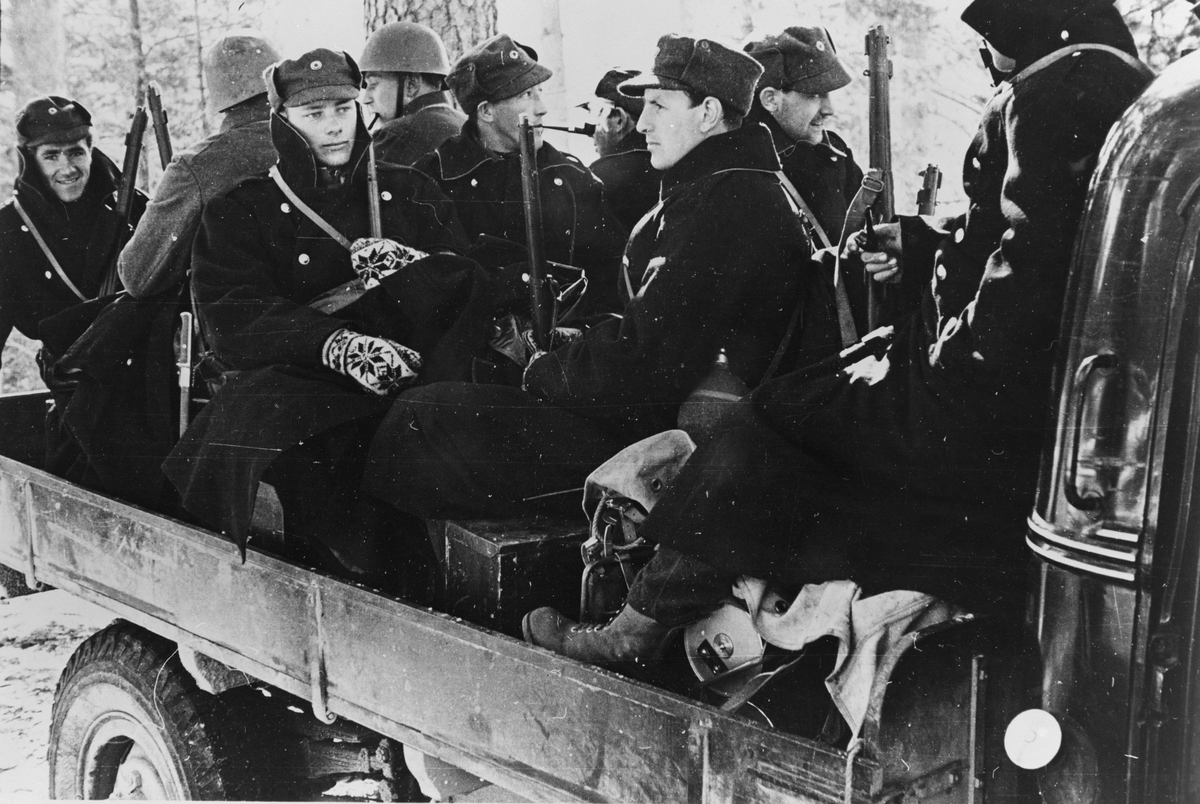 Unknown artist, Soldater på lasteplan. Østerdalen 1940.