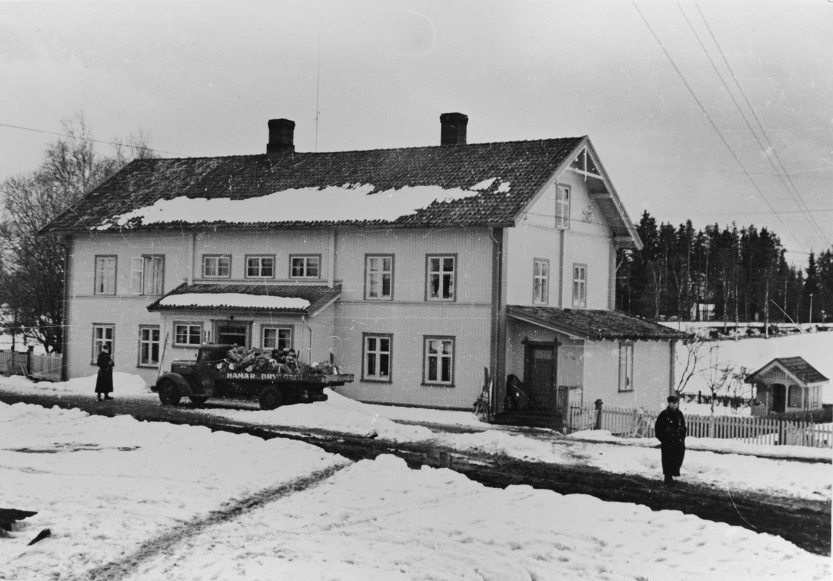 Unknown artist, Norske soldater ved hus. Østerdalen 1940.