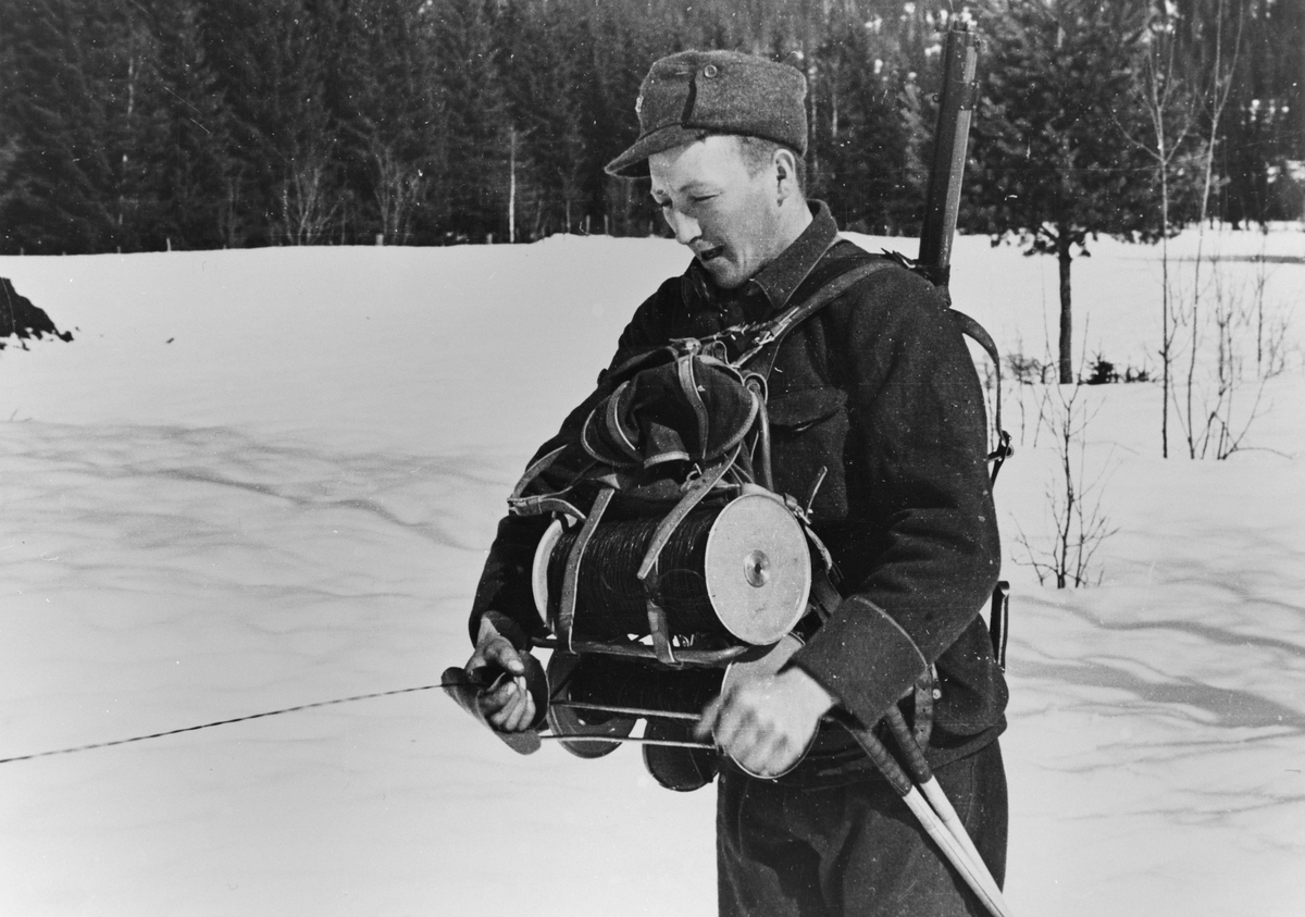 Unknown artist, Østerdalen, april 1940. Kabelstrekking.