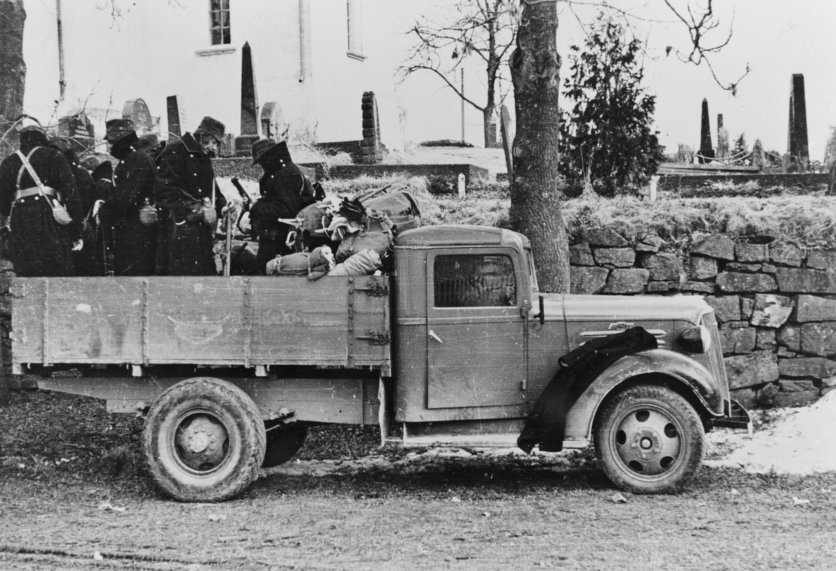 Unknown artist, Soldater på lasteplan. April 1940.