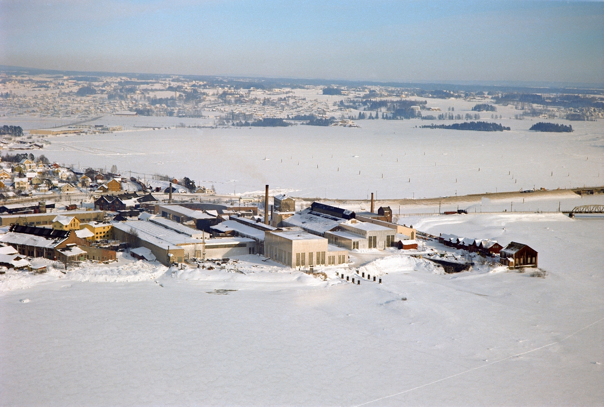 Widerøes Flyveselskap A/S, FLYFOTO, HAM-JERN, JERNBANEVERKSTEDET, ÅKERSVIKA, SETT MOT VANG, STANGEBRUA. VINTER.