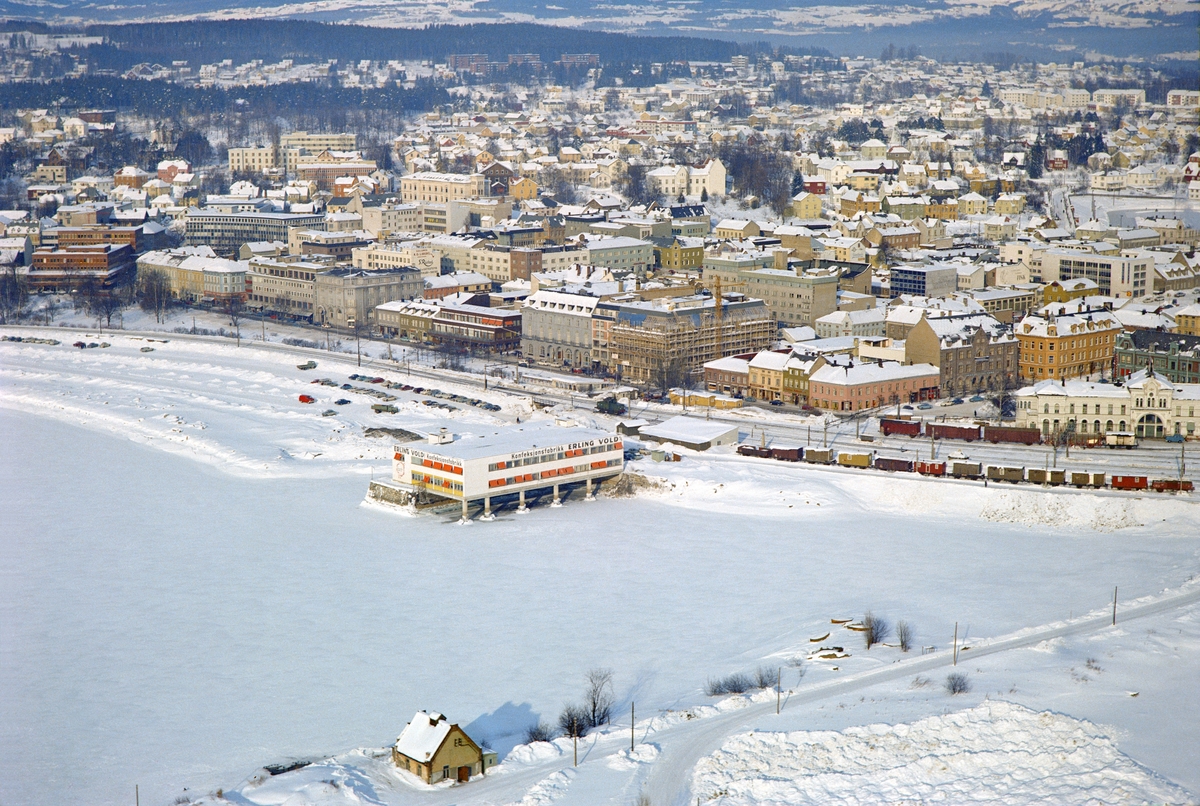 Widerøes Flyveselskap A/S, FLYFOTO, HAMAR, TJUVHOLMEN, ERLING VOLD KONFEKSJONSFABRIKK, HAMAR SENTRUM, STRANDGATA, VINTER.