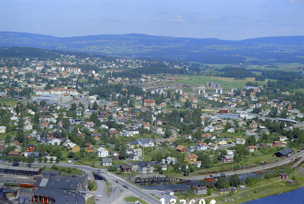 Widerøes Flyveselskap A/S, FLYFOTO, STANGEVEGEN OVER JERNBANEN (RØROSBANEN)BRISKEBYEN