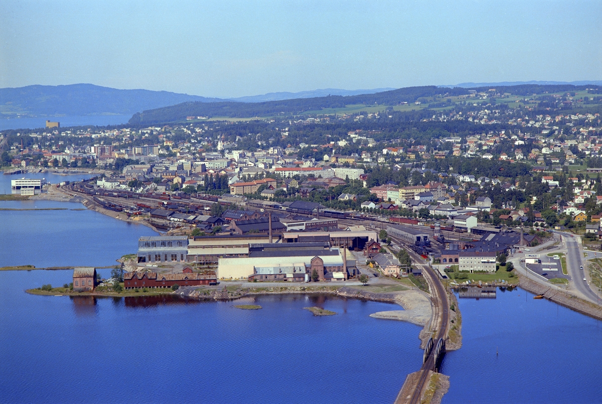 Widerøes Flyveselskap A/S, FLYFOTO, HAM-JERN, JERNBANEVERKSTEDET, JERNBANEN, STANGEBRUA