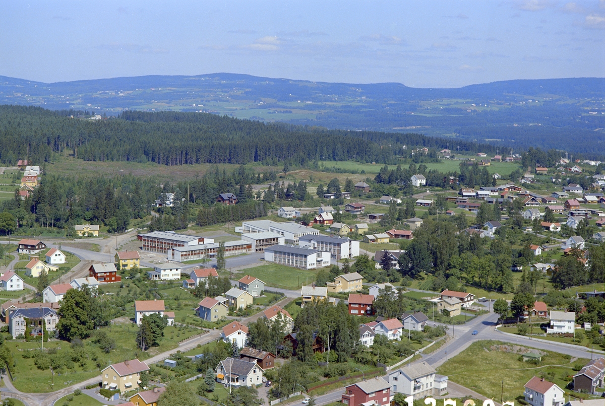 Widerøes Flyveselskap A/S, FLYFOTO, YRKESKOLEN, ANKERSKOGEN VIDR. SKOLE, RINGGATA, FURNESVEGEN