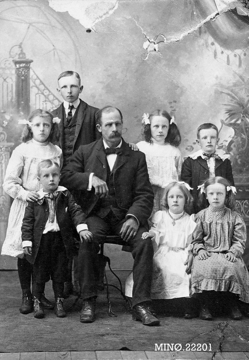 Ukjent, Familibilde - far med 6 barn