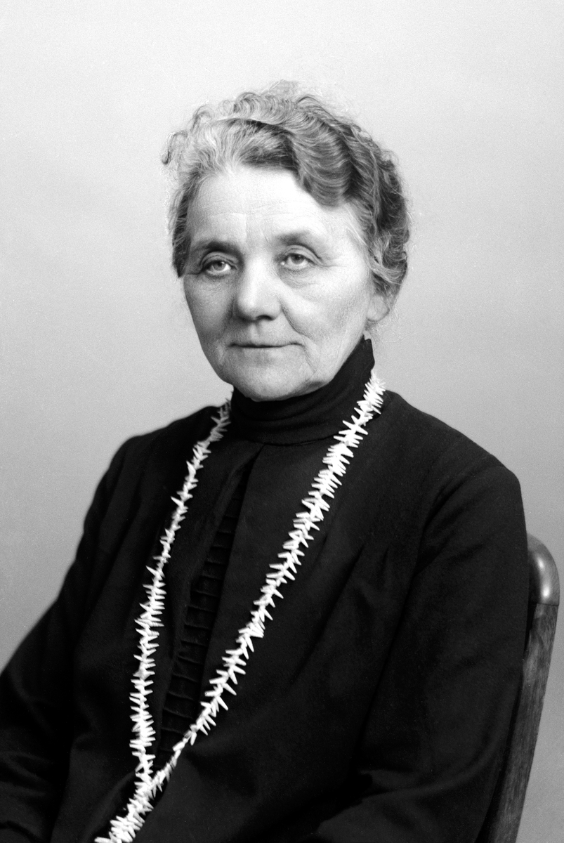 Christian Grundseth, HEIBERG FRØKEN, HALVFIG. , 34437. PETRA HEIBERG (1869-1938), LÆRER VED HAMAR DØVESKOLE OG STIFTER AV FORENINGEN DE DØVES VEL. SE BOKA HISTORIEN OM DE DØVES VEL S. 20. Se også Hamar Historielags årbok 2013. " Kvinnesak og samfunnsutvikling" Dubblett: 0401-09656.