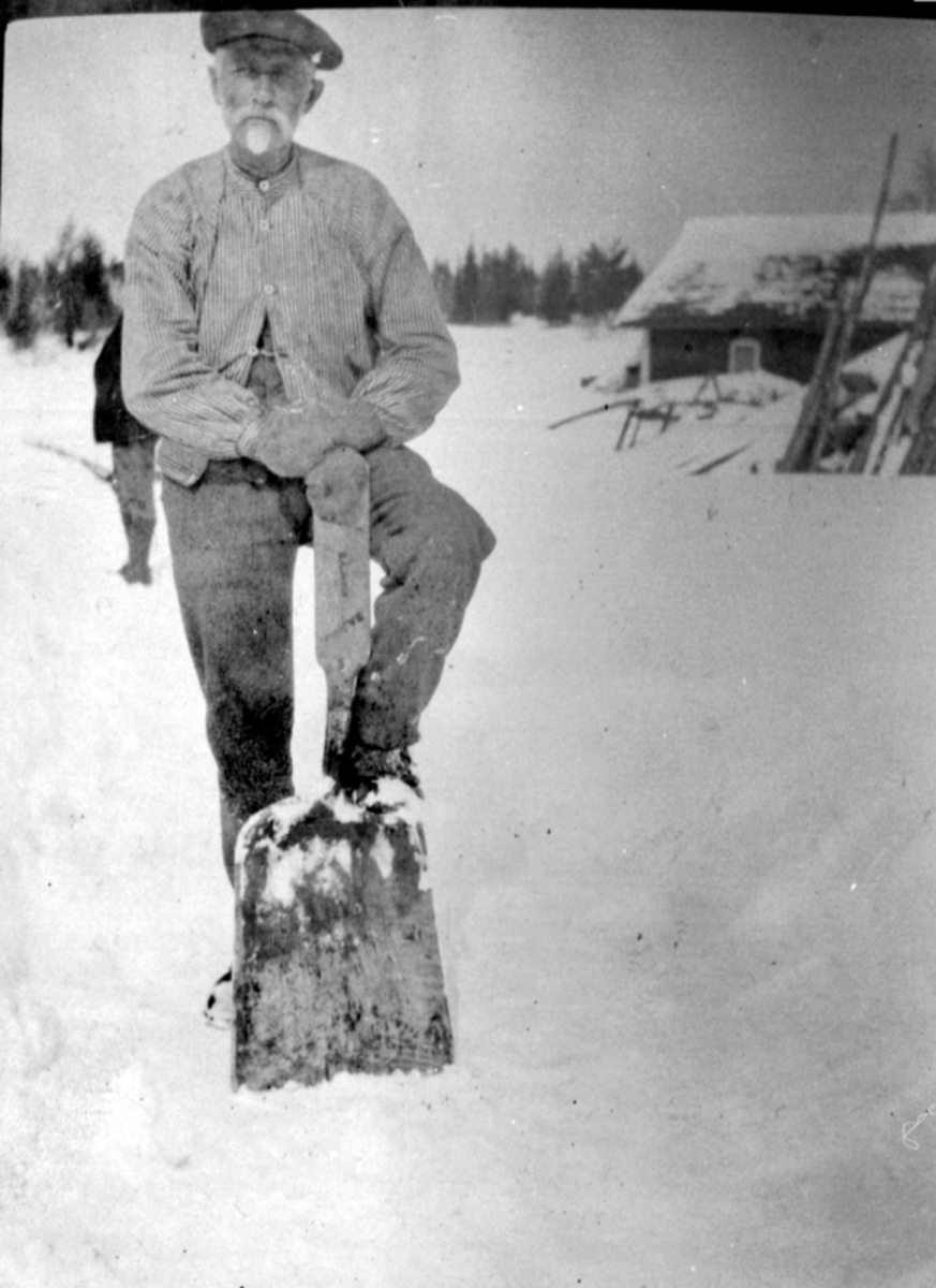 Anno Domkirkeodden, Bernt A. Jevne auksjonarius og medhjelper ved lensmannskontoret. Reiste på utpanting. Her med kornspade på Solsveen, Næroset, Ringsaker.