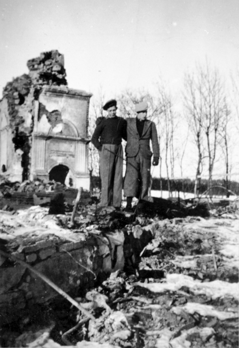 Anno Domkirkeodden, Storbrann i hovedbygningen på Hovinsholm gård, Helgøya den 20.12 1938. Gartner Kjølås og Georg Ørbekk på branntomta. Brannen ble varslet av en hund.