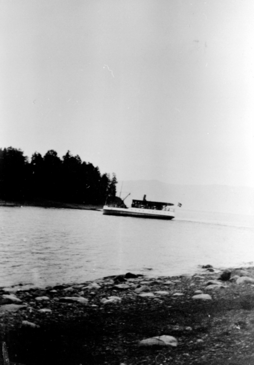 Anno Domkirkeodden, Mjøsbåten D. S. Kvikk ved Hovinsholmen, Helgøya.