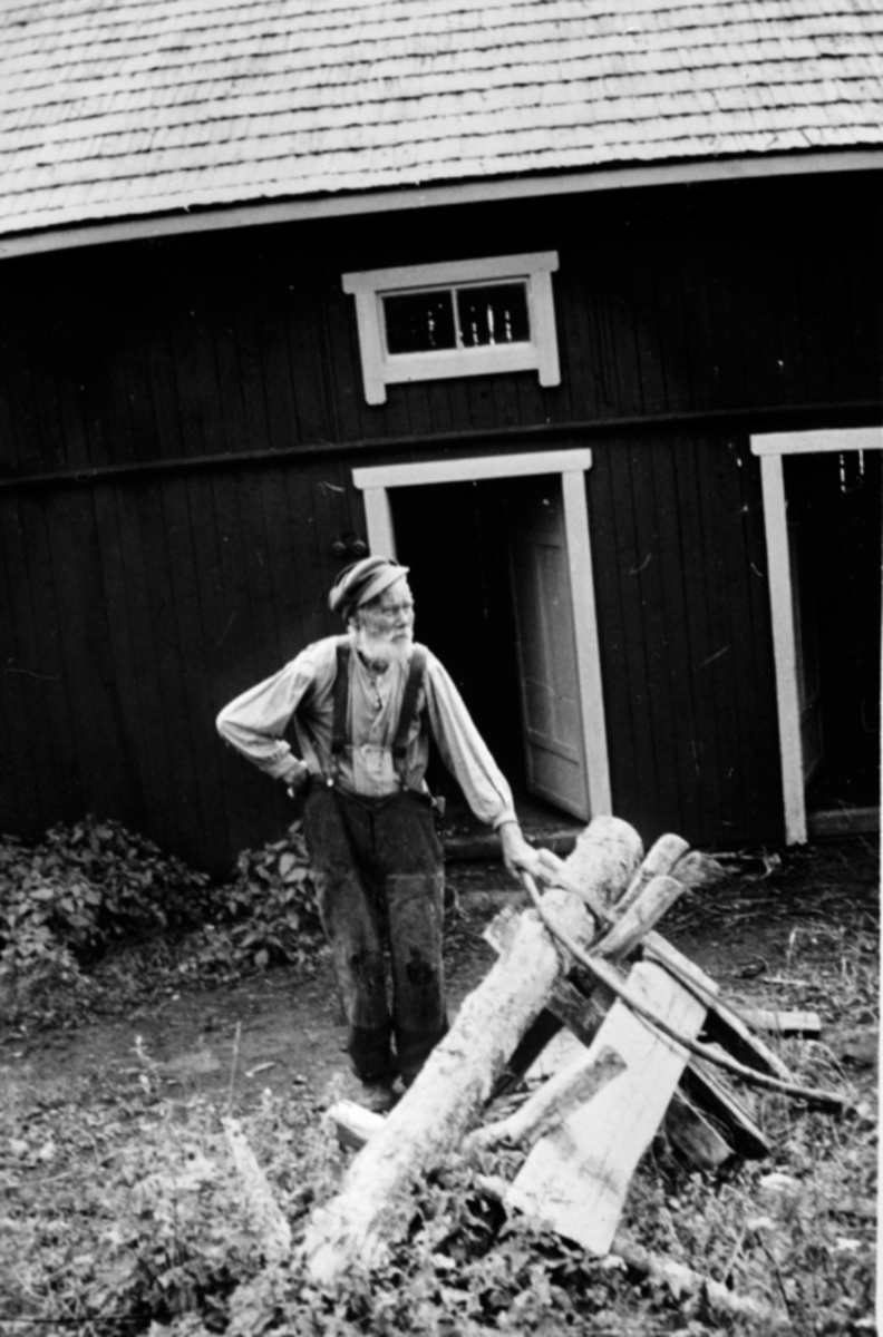 Anno Domkirkeodden, Pær Raknerud ved sagkrakken. Raknerud nordre, Helgøya.