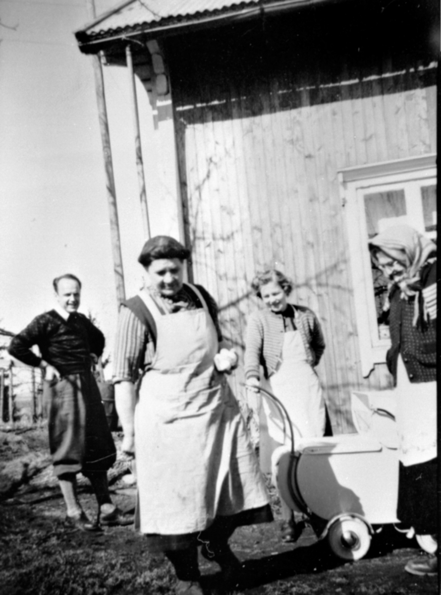 Anno Domkirkeodden, 4 personer med barnevogn. Bjarne Solheim f.1916 til venstre. Rigmor Solheim f.1919 er nummer 3 fra venstre. Susanne Antonsen (1885-1958) til høyre.