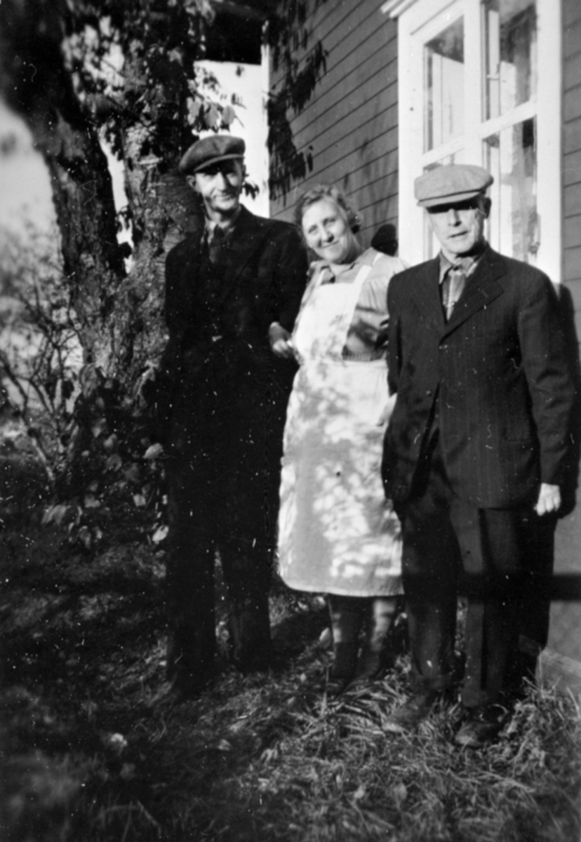 Anno Domkirkeodden, Lars Dæhlin (1899-1966), Netta Dæhlin (1898-1978) og Rudolf Evensen Raknerud (1884-1965) utenfor huset i Roset, Helgøya.