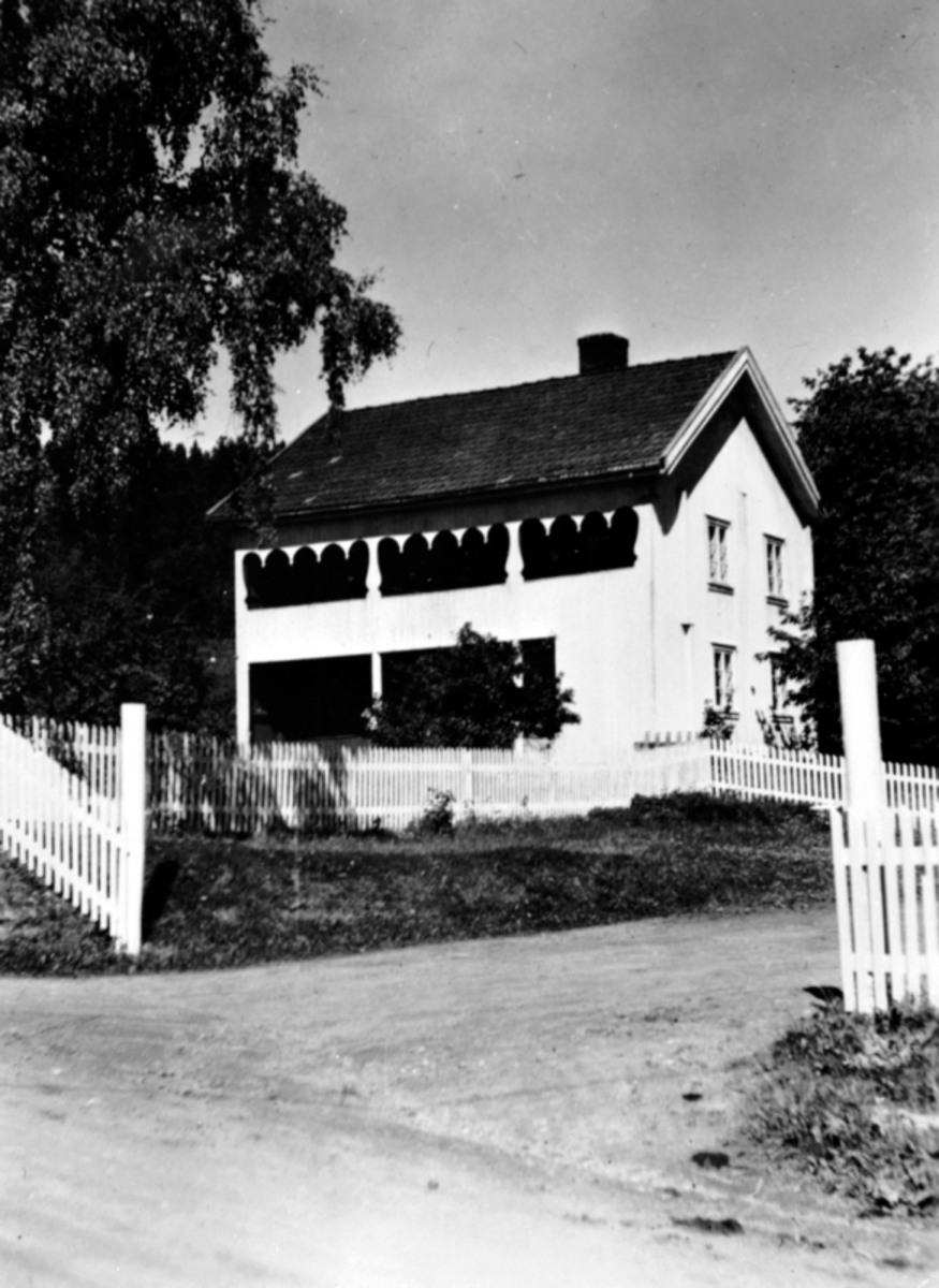 Anno Domkirkeodden, Den gamle hovedbygningen på Raknerud, Helgøya fra garden var udelt. Bygd mellom 1743-1784. Bildet er tatt fra hovedvegen ved innkjøringen til Raknerud nordre.