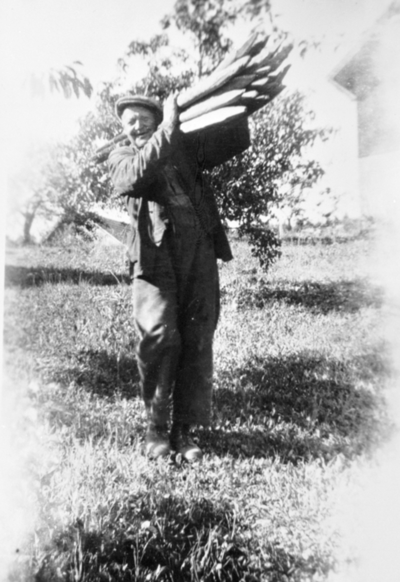 Anno Domkirkeodden, Martin Langseth (1893-1978) bærer staur på Raknerud søndre, Helgøya.
