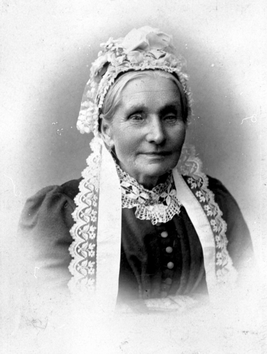 Anno Domkirkeodden, Karen Hansdatter Eeg, født 1814 på Eik, Helgøya. Gift med Nils Nilsen Stabo fra Toten.