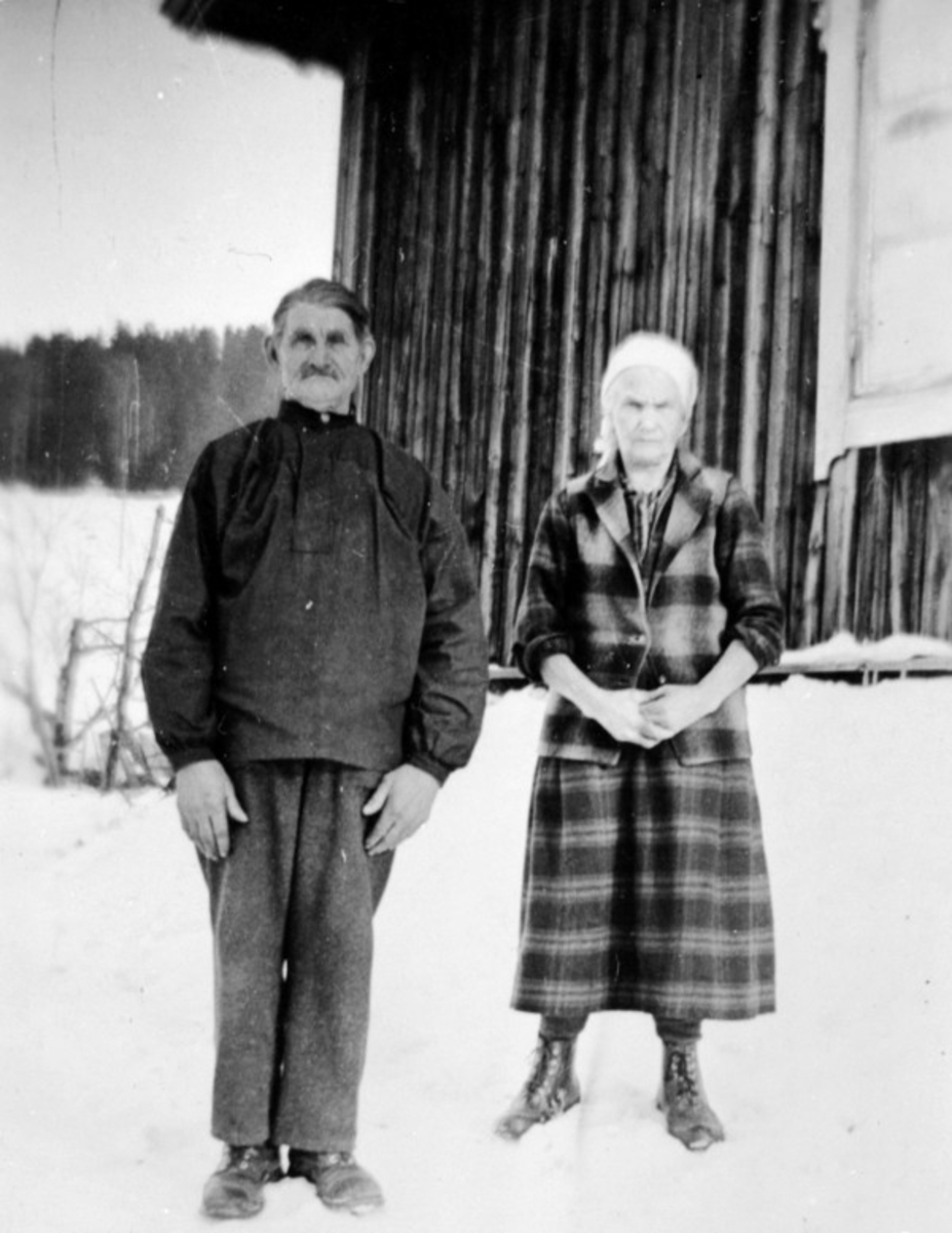 Anno Domkirkeodden, Otto Mathiassen Ås (1868-1952) og Anne Gustine Martiniusdatter Ås foran huset i Ås, Helgøya.