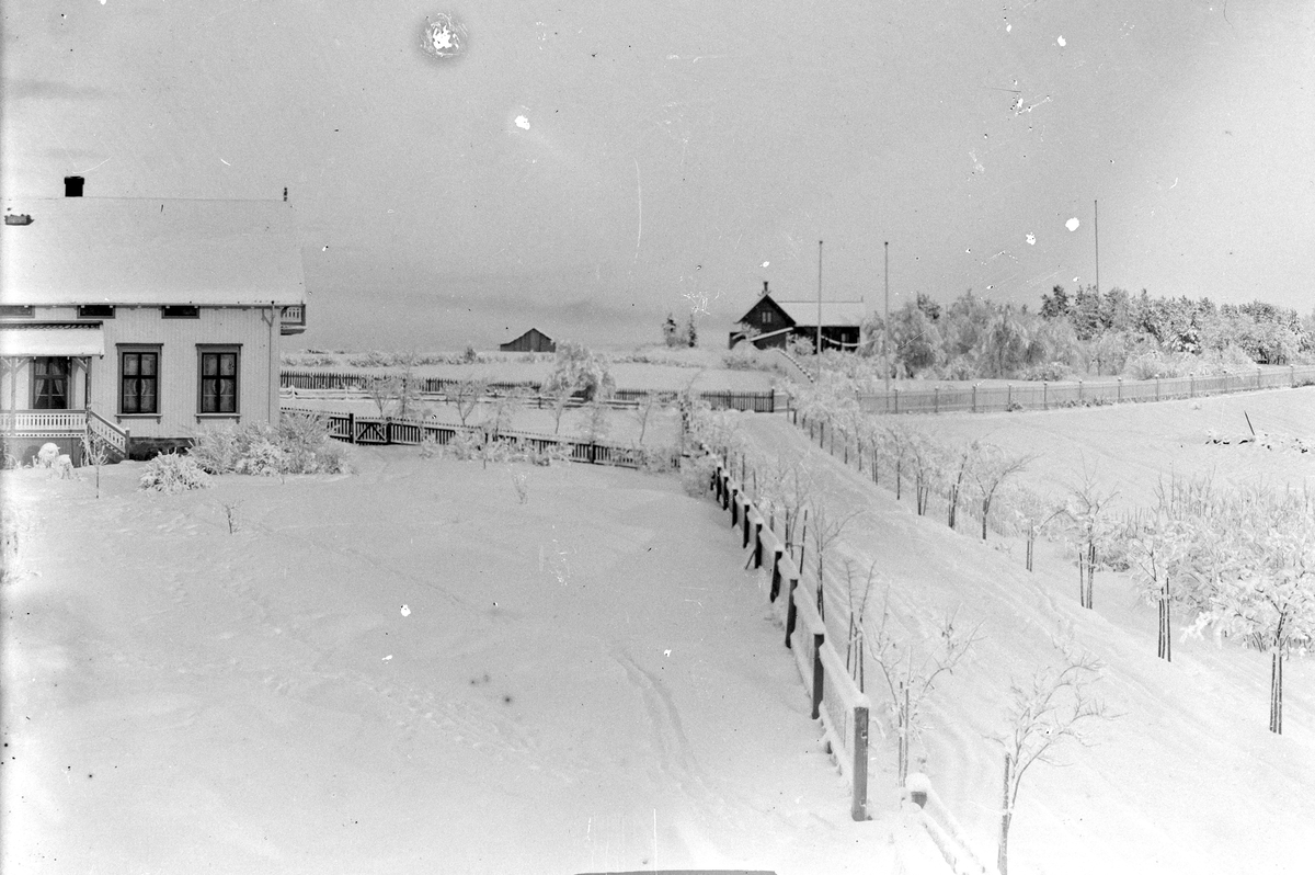 Hans Emil Erichsen, Hamar Park med omgivelser. Parkgata. Huset til venstre er materialforvalter Negårds.