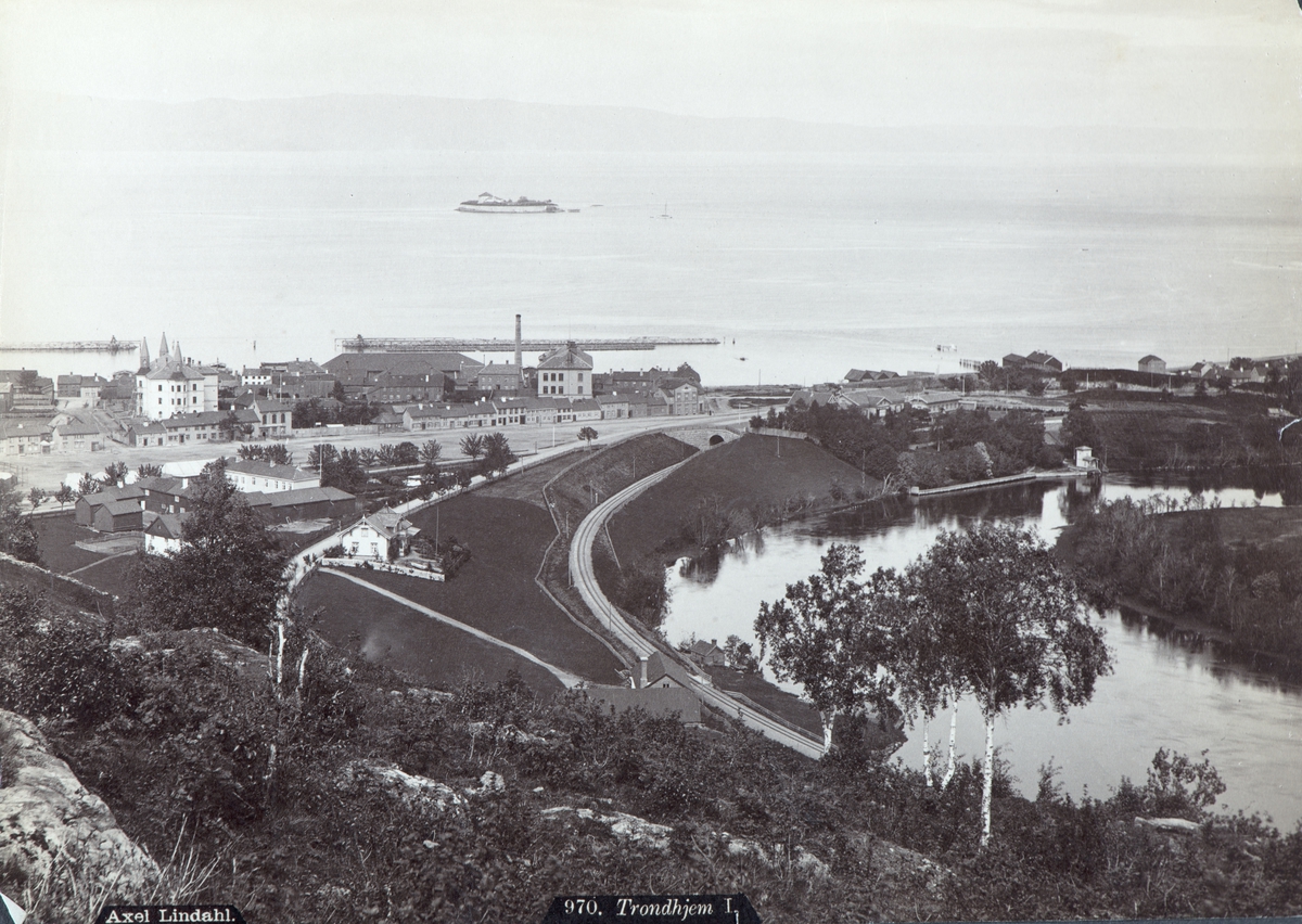 Axel Lindahl, Trondheim. 970 Trondhjem l. Utsikt, Nidelva, Ila, Munkholmen, Trondheimsfjorden.