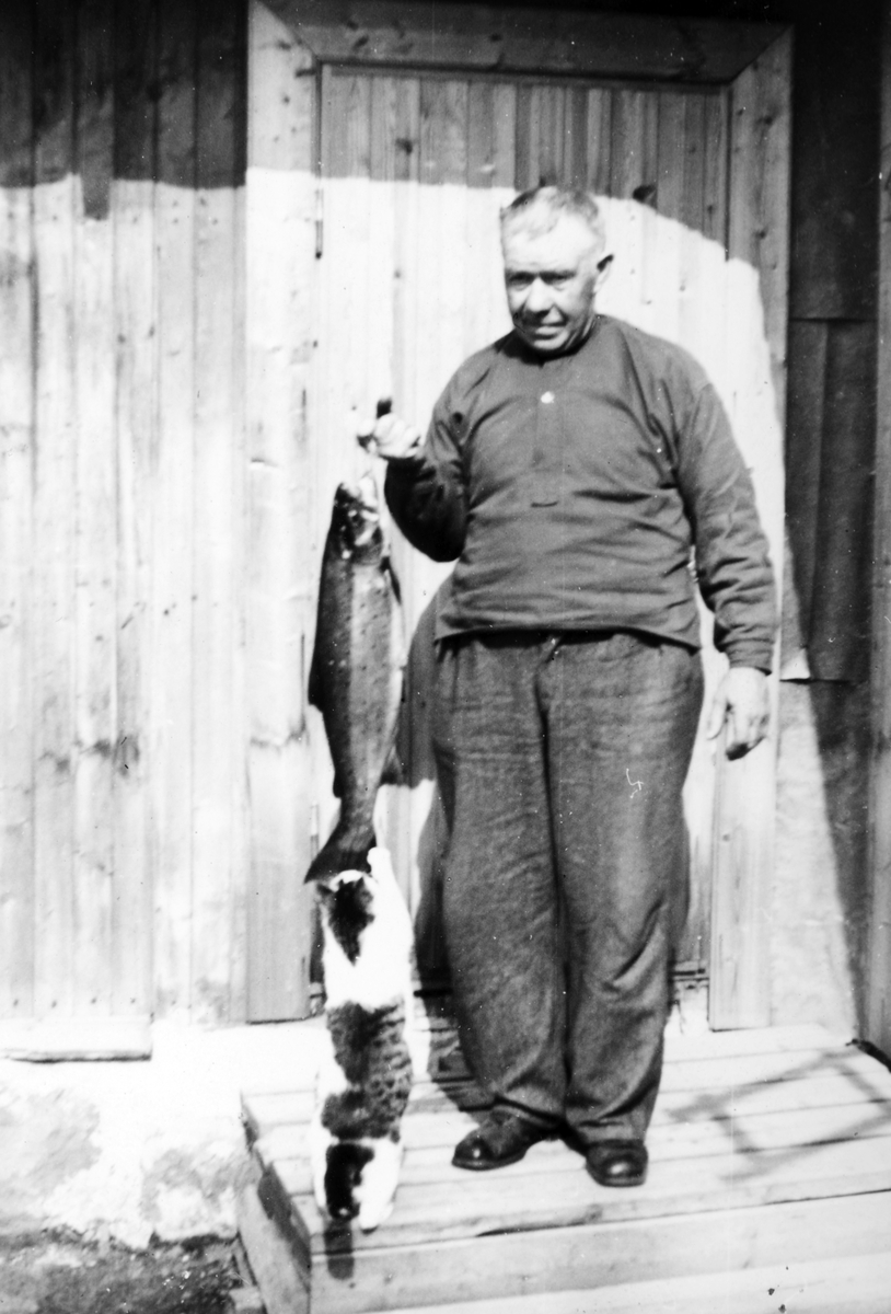 Ukjent, Mjøsfisker Johan Olsen 1889-1971. Mjøsørret.