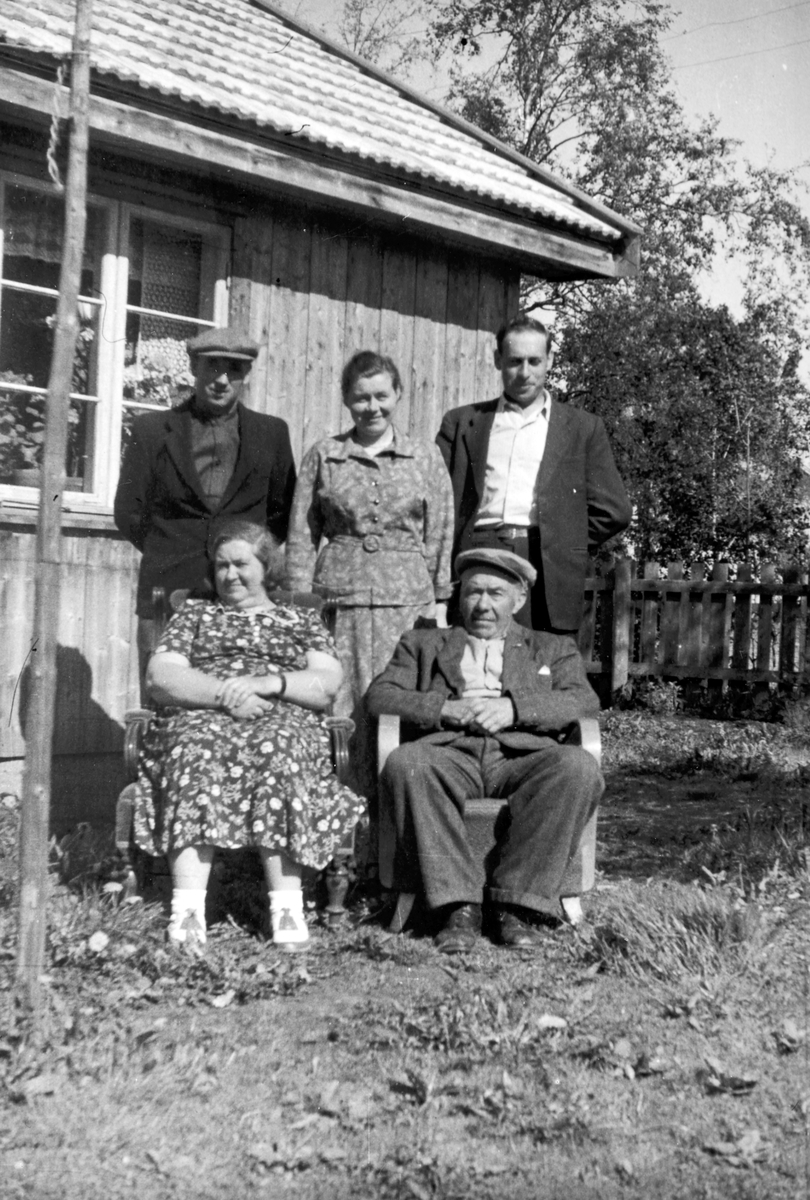 Ukjent, Foran f.v Signe Olsen g. Bakken, 1909-1974 og Johan Olsen 1889-1971. Bak. f.v. Mikkel Bakken 1906-1992, Johanne Olsen 1925-2006, Arne Bakken f. 1931. Utenfor Murerstuen (nåværende Hagelundvn.4, Ottestad.