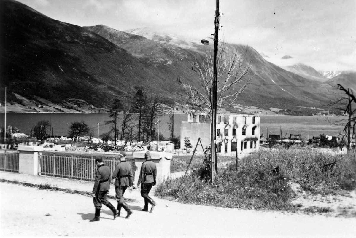 Håkon Prestkværn, Åndalsnes, bombet, ruiner, tyske soldater, 1940. 2. verdenskrig.