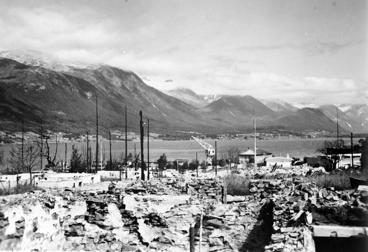 Håkon Prestkværn, Åndalsnes, bombing, brannruiner, 1940. 2. verdenskrig.