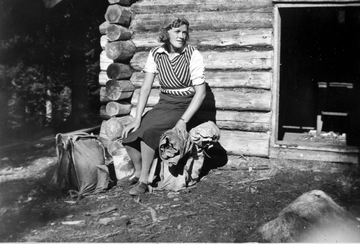 Ukjent, Ingrid Stensrud, koie, Stange Almenning, tyttebærtur, ryggsekker. Ca. 1940.