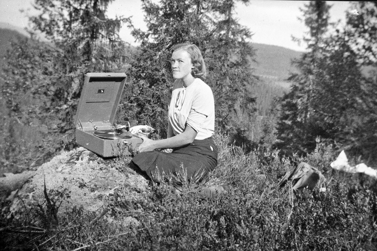 Ukjent, Ingrid Stensrud, reisegrammofon, His Masters Voice, platespiller, utflukt. 1940-årene.