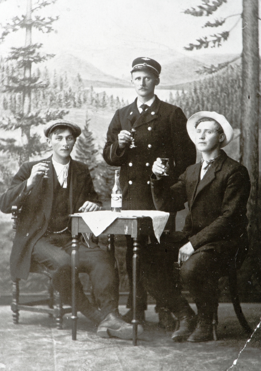 Ukjent, Gruppe 3, menn. F.v. ukjent, Lars Stensrud (Amundsen) 1878-1927, Karl Stensrud Labbsveen. Lars Stensrud var lokomotivfører på Espa-toget Hamar-Espa. Ca. 1925.