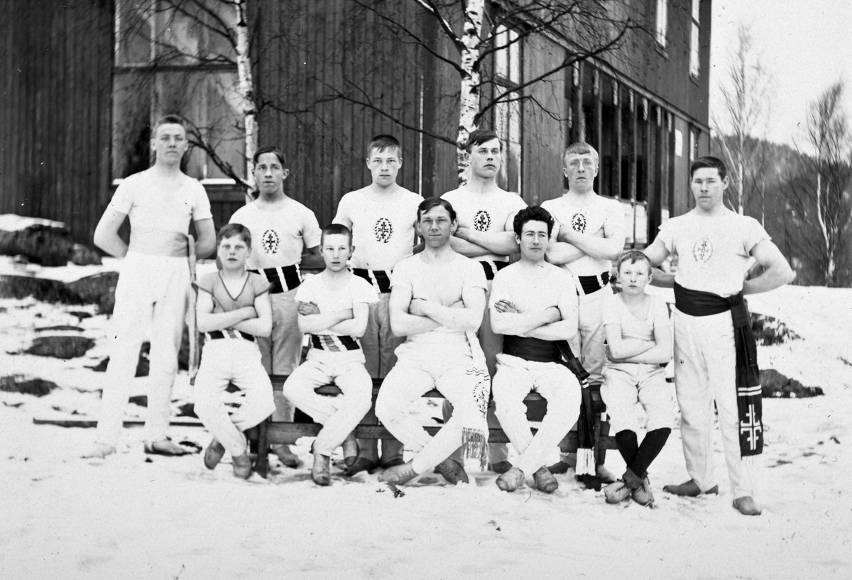 Ukjent, Tangen, gruppe turnere, menn, ukjente, foran Tangen Arbeiderlokale. Eivind Hellum med på bildet, ukjent plassering. 1920-årene.