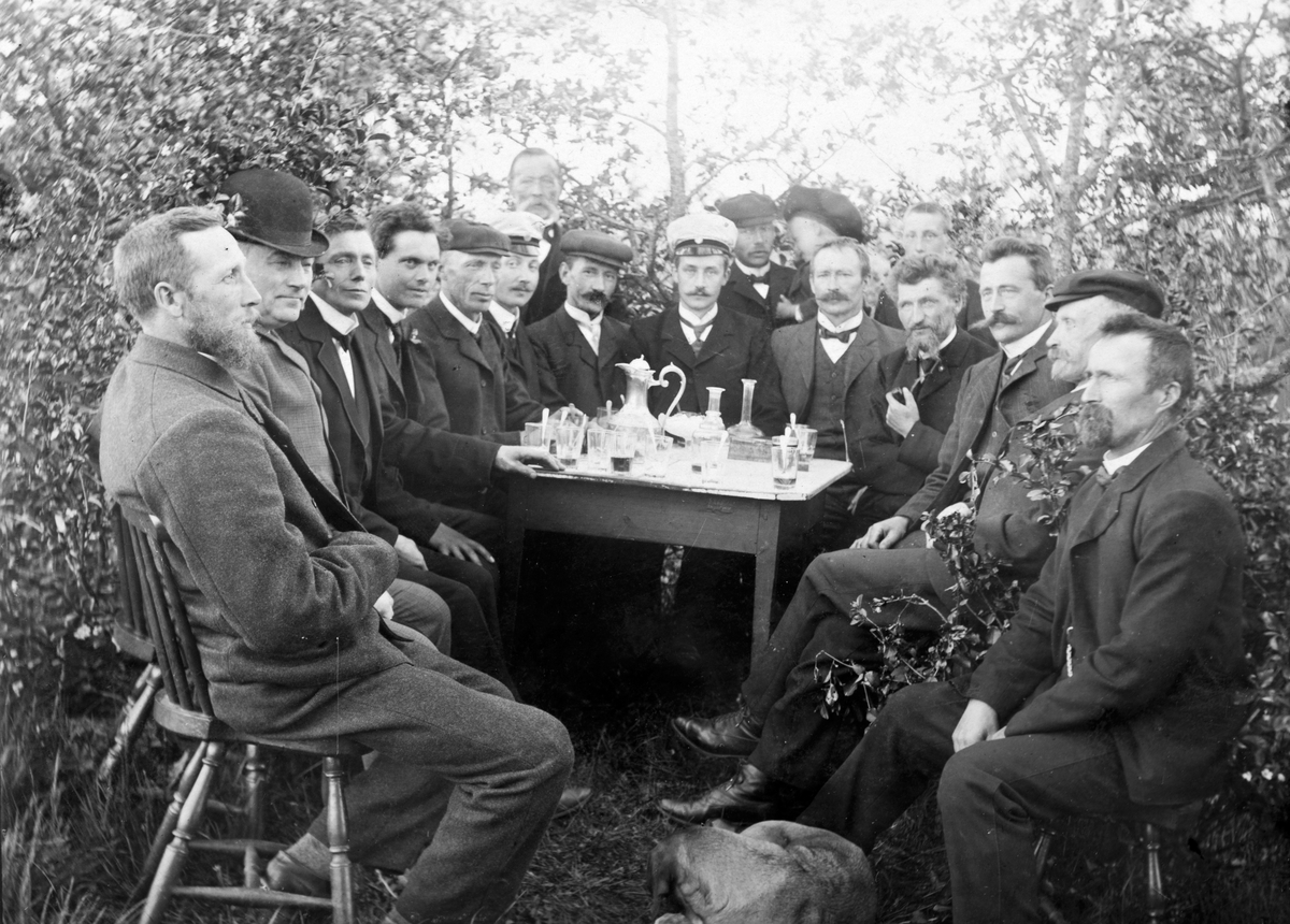 Ukjent, Tangen Mannskor, Mandskor,sangkor, T.h. Tille Skogsrud, nr. 3 f.h. Johan Skogsrud, nr. 4 f.h. Syver Linderud, t.v. for dirrigenten, Nils Saxrud.Nr. 5 f.v. Christofer Skaven.