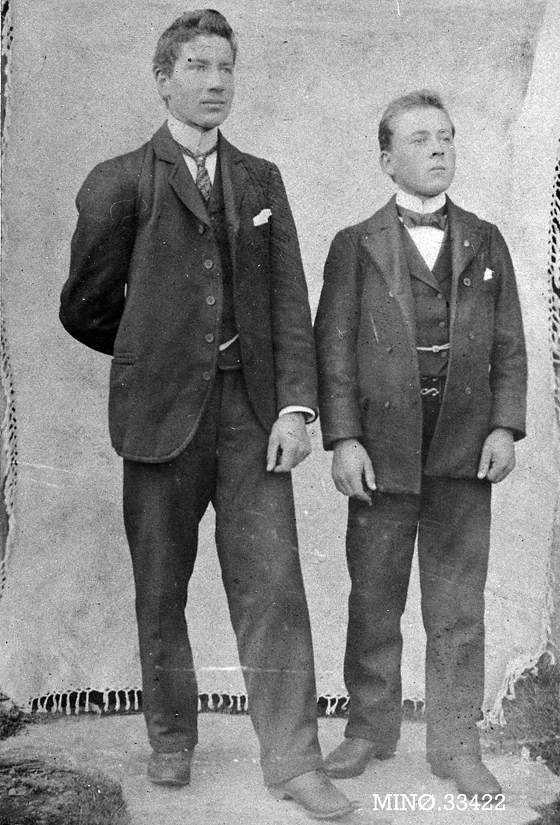 Peder J. Bredalslien, Portrett. Unge menn. Klær
